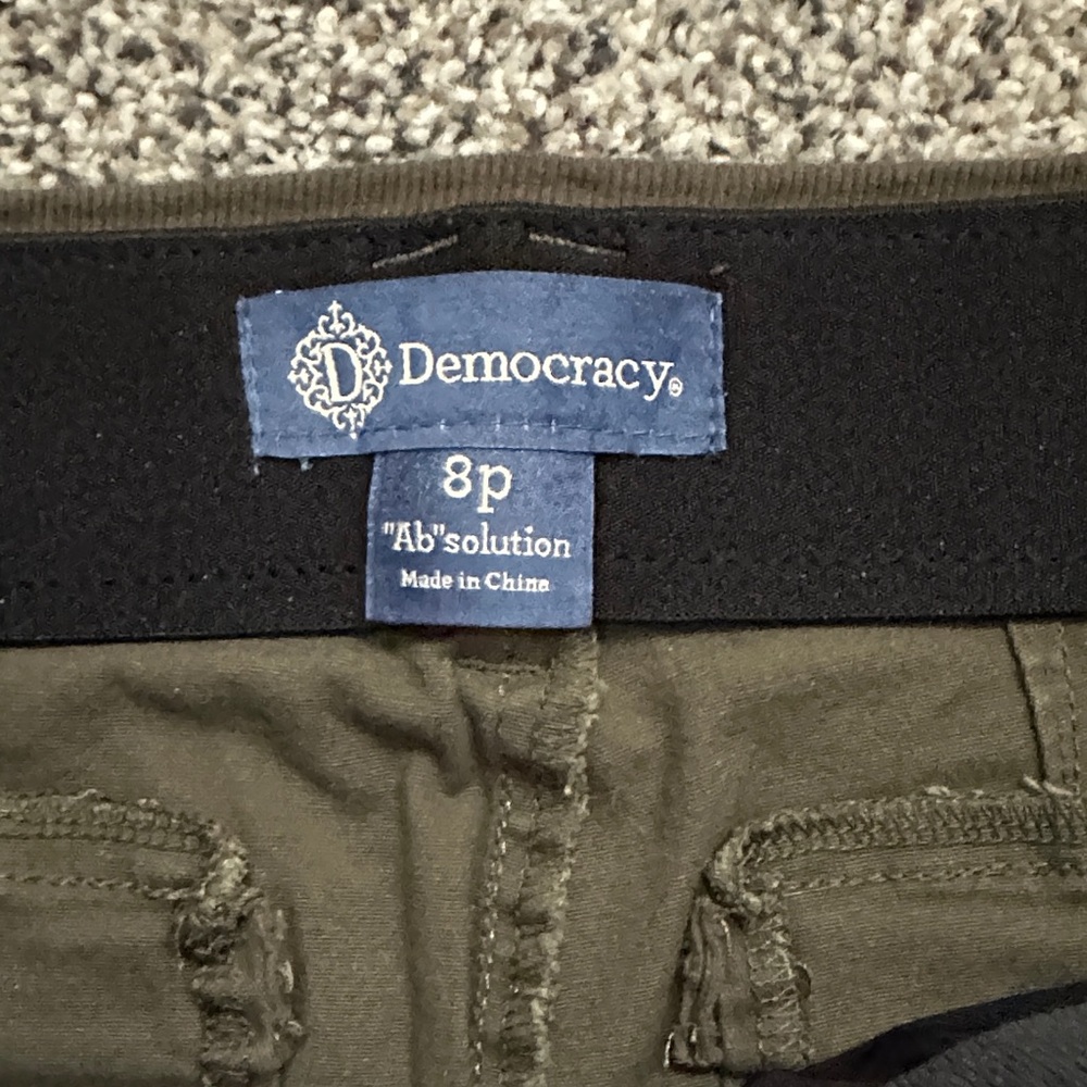 Democracy Women's Olive Cropped Cargo Pants - Picture 4 of 6